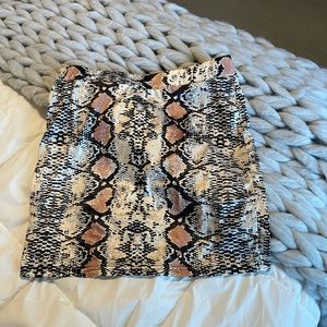 Snakeskin skirt 🤍